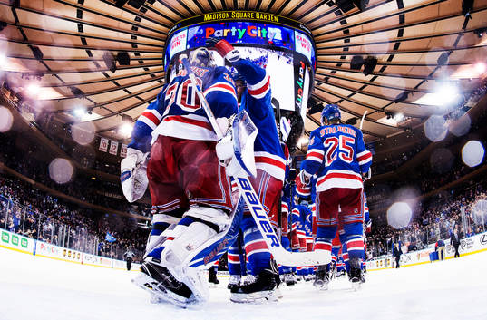 New Yorks målvakt Henrik Lundqvist kramas om av lagkamrater