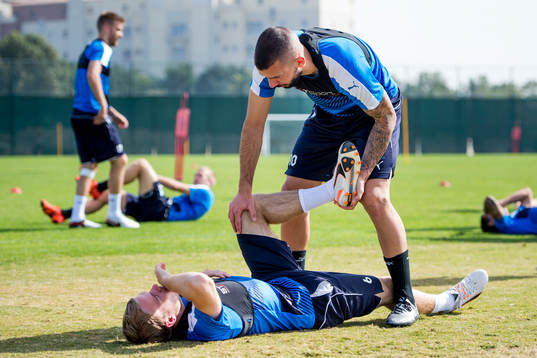 Malmö FFs Guillermo Molins stretchar Oscar Lewicki