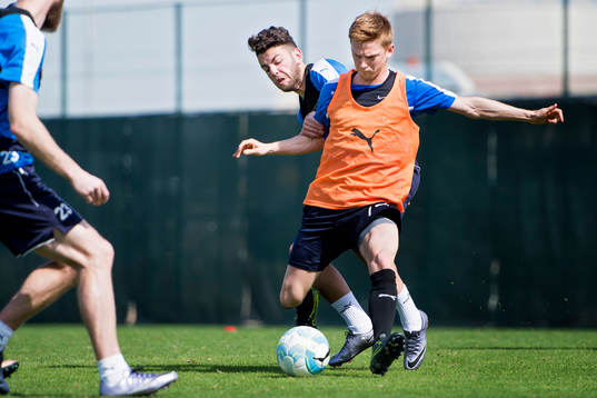 Malmö FFs Erdal Rakip i kamp om bollen med Anders