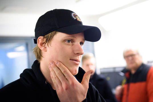 Frölundas målvakt Lars Johansson blir intervjuad