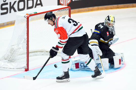 Frölundas Nicklas Lasu och Kärpäts målvakt Sami