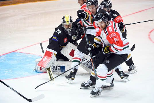 Oroligt framför Kärpäts målvakt Sami Aittokallio