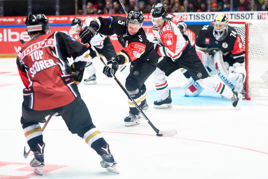 Kärpäts Lasse Kukkonen rensar framför Frölundas Ryan