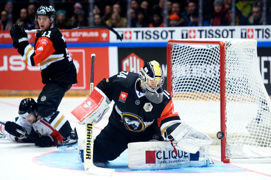 Kärpäts Sami Aittokallio tappar pucken förbi målet