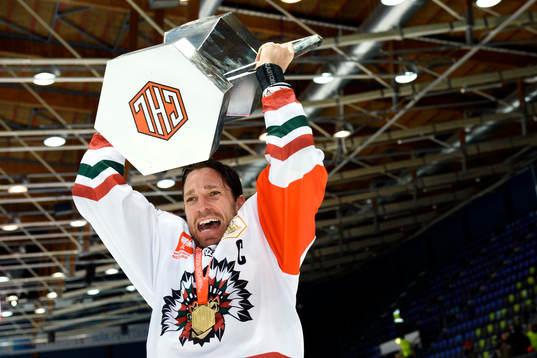 Frölundas Joel Lundqvist jublar med pokalen