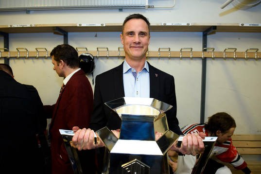 Frölundas tränare Roger Rönnberg jublar med pokalen