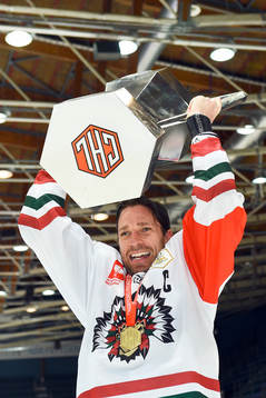Frölundas Joel Lundqvist jublar med pokalen