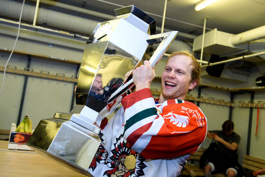 Frölundas Ryan Lasch jublar med pokalen