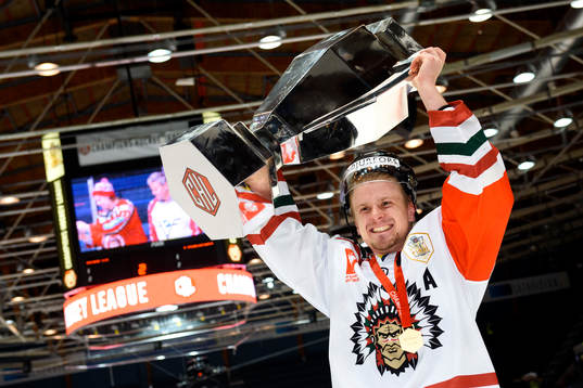 Frölundas Nicklas Lasu jublar med pokalen