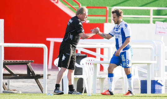 IFK Göteborgs tränare Jörgen Lennartsson tackar Tobias