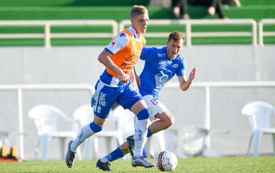 IFK Göteborgs Sören Rieks jagas av Moldes Mattias Moström