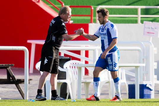 IFK Göteborgs tränare Jörgen Lennartsson tackar Tobias