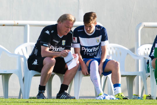 IFK Göteborgs tränare Jörgen Lennartsson instruerar