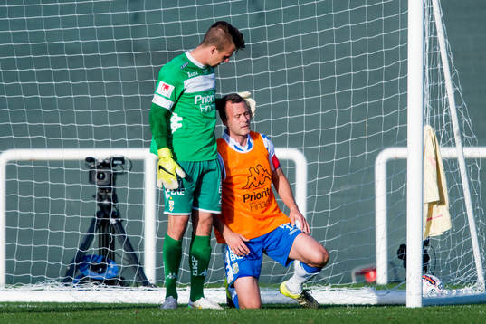 IFK Göteborgs målvakt Erik Dahlin tröstar Hjalmar Jonsson