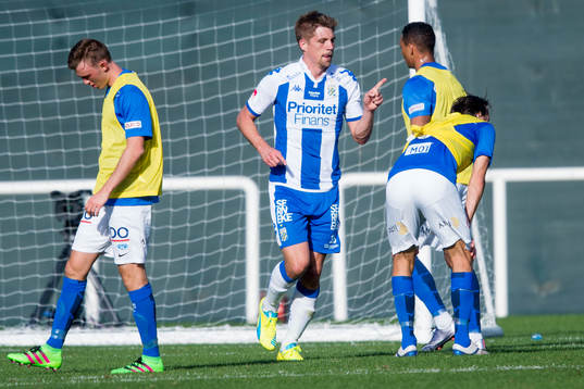 IFK Göteborgs Mikael Boman firar han gjort 1-0
