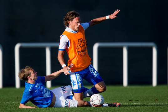 IFK Göteborgs Tom Pettersson kapas av Moldes Fredrik