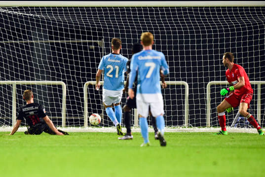 Midtjyllands Martin Pusic peter in 0-1 bakom Malmö FFs