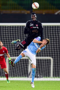 Midtjyllands Paul Onuachu och Malmö FFs Rasmus Bengtsson