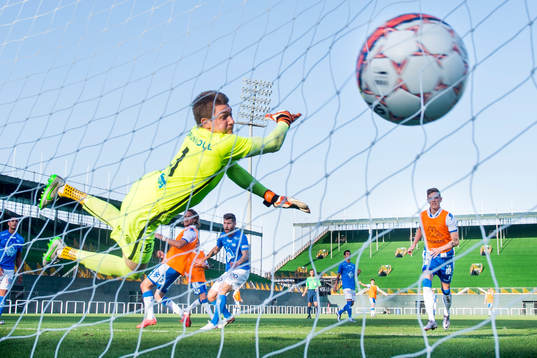 IFK Göteborgs Tom Pettersson gör 2-0 bakom Moldes