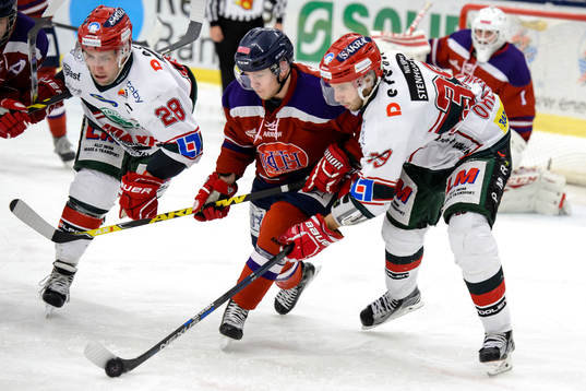 Kristianstads Benoit Doucet (v) och Roger Olsson (h) i kamp