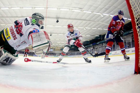 Helsingborgs Kevin Eriksson oroar framför Kristianstads