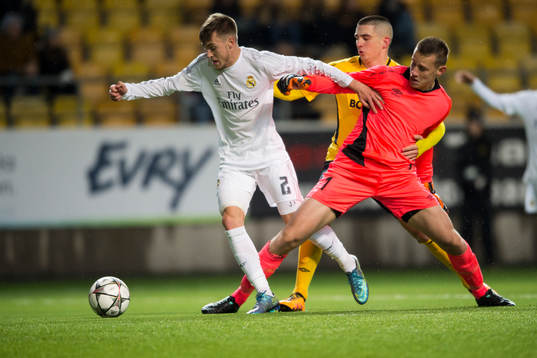 Real Madrids Daniel Fernandez tar sig förbi Elfsborgs