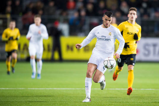 Real Madrids Alex Martín med Elfsborgs Arian Kabashi i