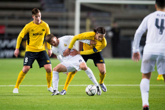 Kamp mellan Real Madrids Aleix Febas och Elfsborgs Rasmus