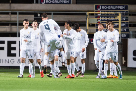 Real Madrids Borja Mayoral (rygg mot kameran) jublar ihop