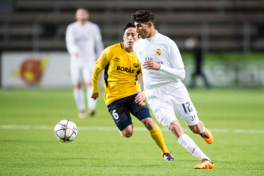 Real Madrids Achraf Hakimi med Elfsborgs Sebastian Loyola
