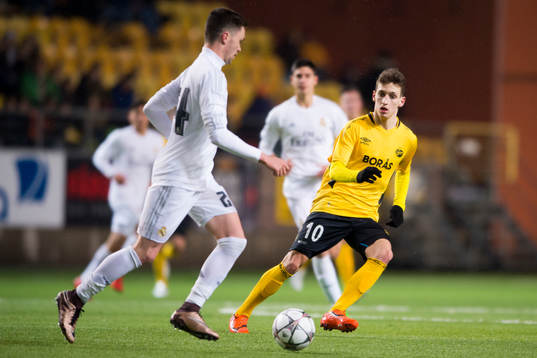 Elfsborgs Arian Kabashi och Real Madrids Manuel Hernando (i