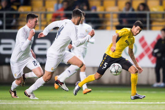 Elfsborgs Rami Kaib jagas av Real Madrids Alex Martín och