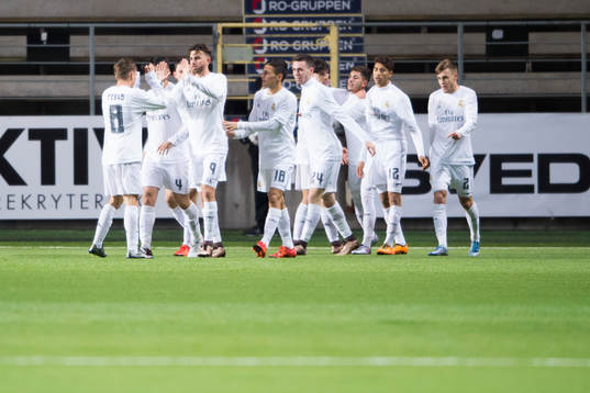 Real Madrids Borja Mayoraljublar ihop med spelarna