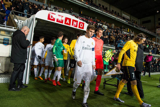 Real Madrids och Elfsborgs spelare marscherar in på Borås