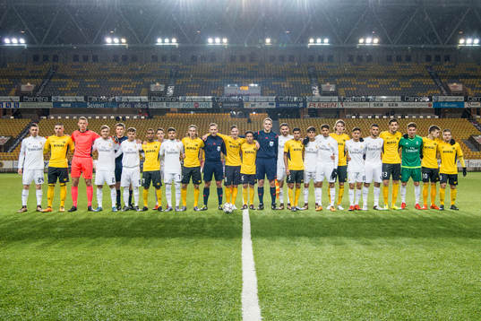 Spelare i Real Madrids och Elfsborgs ihop med domarna