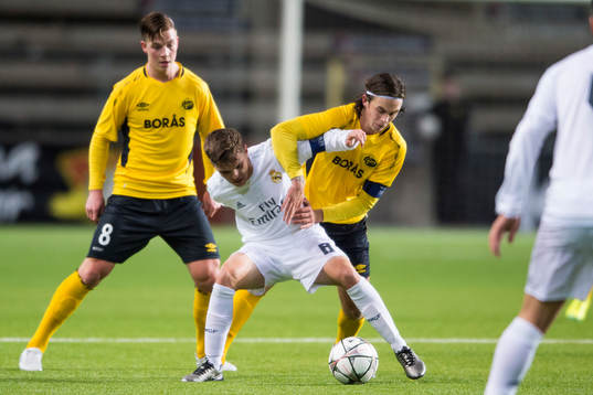 Kamp mellan Real Madrids Aleix Febas och Elfsborgs Rasmus