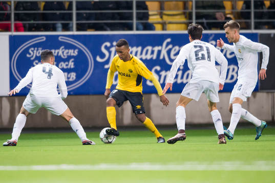 Elfsborgs Aydrus Hassan Ibrahim omringad av Real Madrids