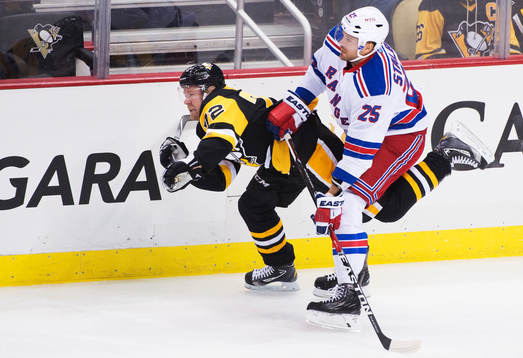 Pittsburghs Patric Hörnqvist tacklas av New Yorks Viktor