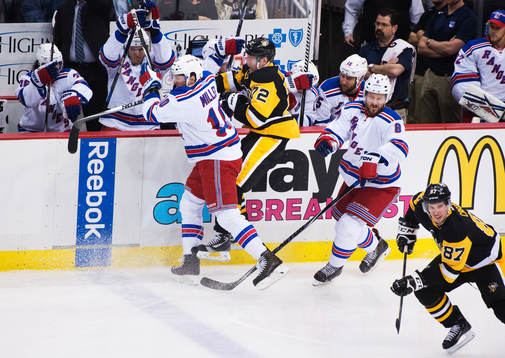 Pittsburghs Patric Hörnqvist (nr 72) tacklas av New Yorks