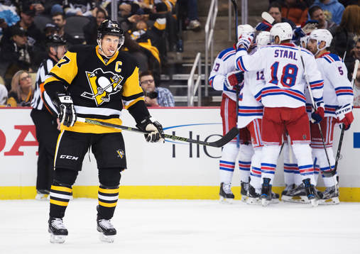 Pittsburghs Sidney Crosby deppar samtidigt som New Yorks