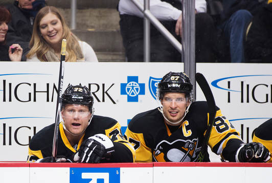 Pittsburghs Patric Hörnqvist och Sidney Crosby på bänken