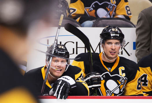 Pittsburghs Patric Hörnqvist och Sidney Crosby på bänken