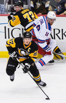 Pittsburghs Sidney Crosby och Patric Hörnqvist utmanas av
