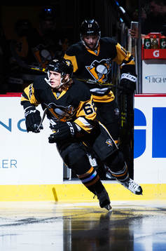Pittsburghs Carl Hagelin gör entré till ishockeymatchen i
