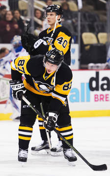 Pittsburghs Sidney Crosby framför Oskar Sundqvist vid