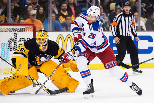 New Yorks Viktor Stålberg oroar framför Pittsburghs