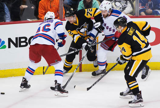 New Yorkes Derick Brassard och Kevin Klein utmanas av