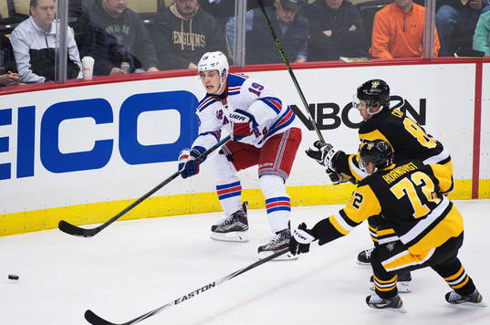 New Yorks Jesper Fast jagas av Pittsburghs Patric
