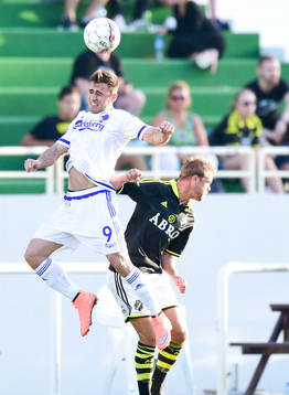 s Per Karlsson mot FCK:s Bashkim Kadrii