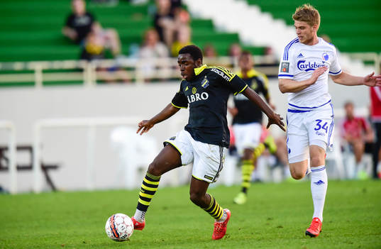 s Rickson Mansiamina mot FCK:s Marcus Mathisen